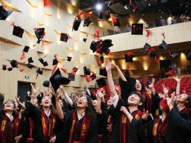 NHIỀU ẤN TƯỢNG T� I LỄ TỐT NGHIỆP TRƯỜNG Đ� I HỌC QUỐC TẾ